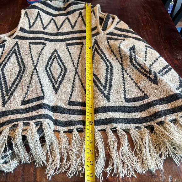 Women’s Aztec western knit fringe sweater vest wrap - Picture 8 of 8